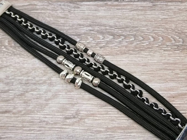 Elegante zwarte dames armband van paracord met een handige magneetsluiting