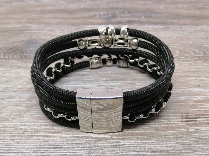 Elegante zwarte dames armband van paracord met een handige magneetsluiting
