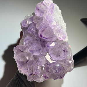 XL tung glasartad ljuslila ametistkluster med extra tjocka kristallpunkter och skarpa lila fantominneslutningar