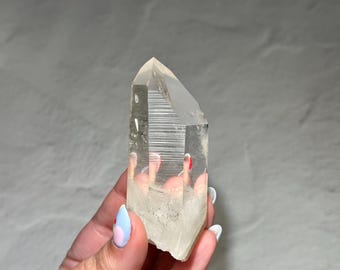 水のように透明で塊状のアーカンソー産クリアクォーツ自立型クリスタル（貫通結晶付き）