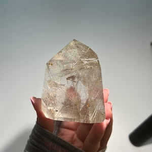Hochwertiger Rutilquarz polierter Turm mit dichten glänzenden Gold Rutil Einschlüssen