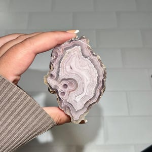 Ätherischer sehr heller cremiger kühler Ton-Rosa gebänderter Laguna Achat mit Parallax