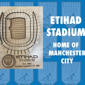 Puede incluir: Un modelo de madera del Etihad Stadium, hogar del Manchester City, con un fondo de madera marrón y texto azul. El estadio es un modelo 3D con un contorno detallado de los asientos y el campo. El texto dice "Etihad Stadium, Est. 2002, Capacidad de asientos: 53.400".