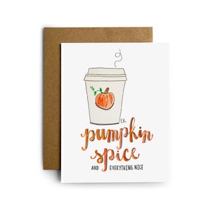 Könnte beinhalten: Eine weiße Karte mit einer handgezeichneten Illustration einer Tasse Kaffee mit einem Kürbis darin. Der Text lautet "pumpkin spice and everything nice."