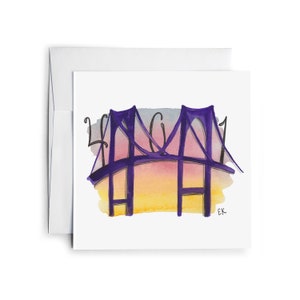 Puede incluir: Pintura acuarela de un puente morado con un fondo de puesta de sol. El puente tiene un arco curvo y está pintado de una manera simple y estilizada. La puesta de sol está pintada en tonos de rosa, naranja y amarillo.