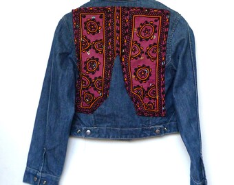 Chaqueta vaquera bordada marca Levis bordada con bordado tribal indio talla S