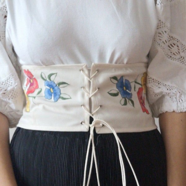 Corset belt with flower embroidery - sustainable fashion
