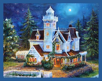 Op de afbeelding: Een artistiek schilderij van een Victoriaans huis 's nachts. Het huis is geschilderd in tinten blauw en wit, met een toren en een veranda. De nachthemel is donkerblauw met een volle maan en sterren. Het huis is omgeven door bomen en een witte hek.