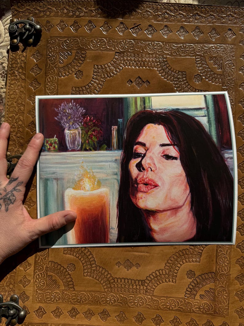 Puede incluir: Impresi&oacute;n de una mujer soplando un beso, con una vela encendida en primer plano. La obra de arte presenta una paleta de colores c&aacute;lidos, con un enfoque en el rostro de la mujer y la llama de la vela. Un jarr&oacute;n con flores es visible en el fondo.