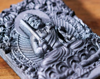 Japanse OMAMORI-amuletbedel voor geld (economische situatie, werk, zaken, overwinning, enz.) metallic grijze kleur * deity-mon-4a