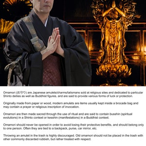 Puede incluir: Un hombre con una t&uacute;nica negra y las manos juntas en oraci&oacute;n se encuentra frente a una estatua dorada de una deidad. El texto "Omamori (お守り) are Japanese amulets/charms/talismans sold at religious sites and dedicated to particular Shinto deities as well as Buddhist figures, and are said to provide various forms of luck or protection." es visible en la parte inferior de la imagen.