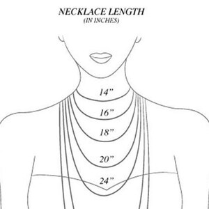 K&ouml;nnte beinhalten: Zeichnung, die Halskettenl&auml;ngen an einem Hals zeigt. Die Abbildung enth&auml;lt Linien, die Halsketten von 14, 16, 18, 20 und 24 Zoll darstellen. Der Text oben lautet "NECKLACE LENGTH (IN INCHES)".