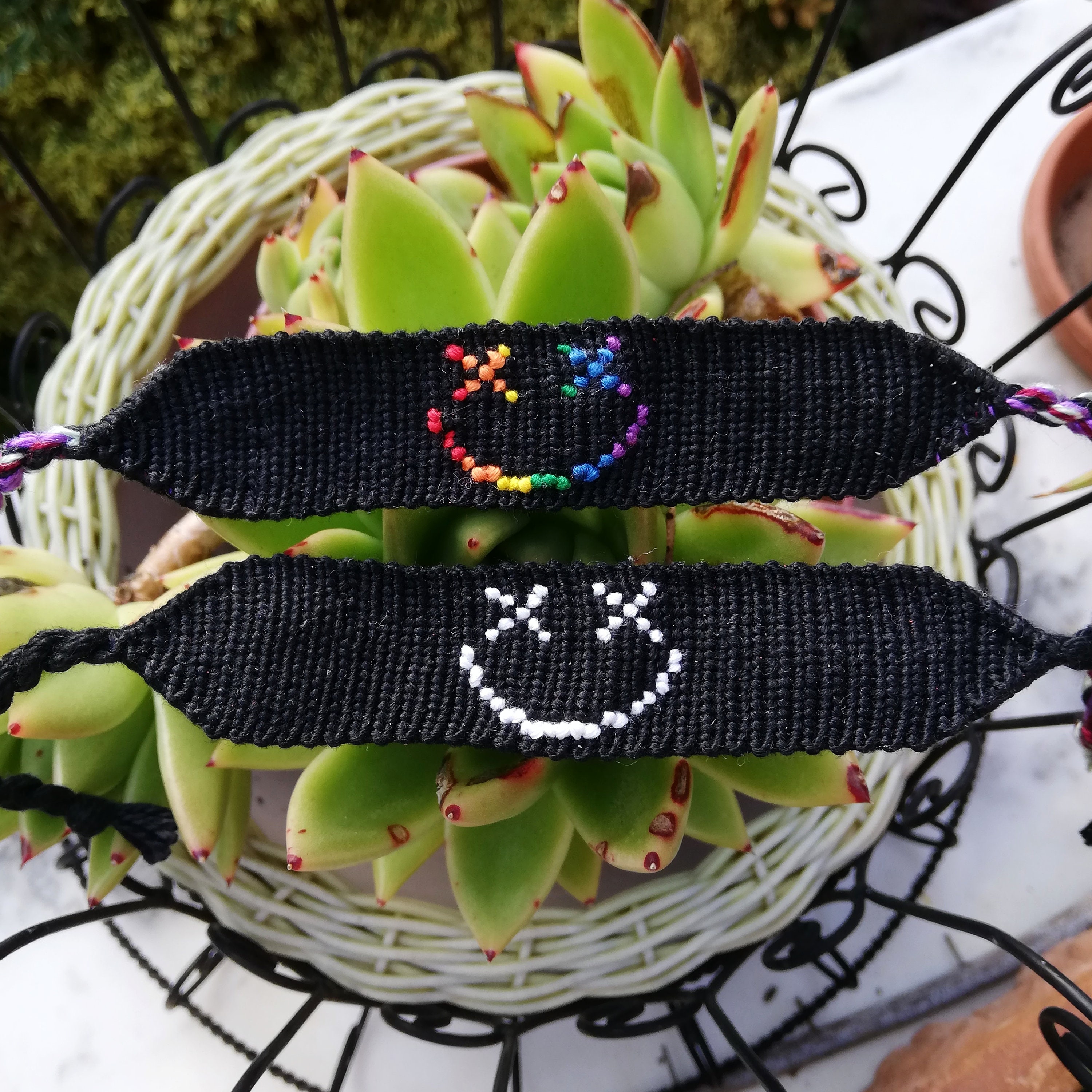 Louis Tomlinson Smiley Face Logo - Friendship Bracelet, Handmade, Woven,  Bracelet Bresilien, Knotted Cotton