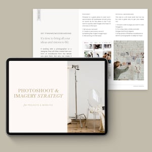 Pode incluir: Um tablet digital que exibe um guia de design de site com o título "Photoshoot & Imagery Strategy for Projects & Websites". O guia inclui etapas para criar um mood board e usar o Pinterest como inspiração.
