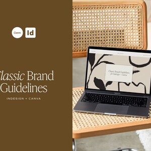 K&ouml;nnte beinhalten: Ein Laptop-Computer, auf dem eine Website mit dem Text "Classic Brand Guidelines for InDesign + Canva" angezeigt wird. Die Website hat einen beigefarbenen Hintergrund mit schwarzen abstrakten Formen.
