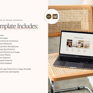 K&ouml;nnte beinhalten: Ein Laptop-Computer, der auf einer Website mit dem Text "Colour Palettes & Imagery" ge&ouml;ffnet ist, auf einem hellbraunen Korbstuhl. Der Laptop steht auf einem kleinen Korbtisch mit einem verchromten Untergestell.