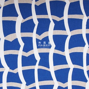 以下が含まれることがあります： 青と白の生地で、曲線と形が繰り返されるパターンになっています。生地は質感があり、中央に「Forest Fabrics」という文字が印刷されています。