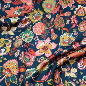 Liberty di Londra (Silk Satin Fabric) - Delft Dream Flower - 50cm