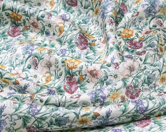Puede incluir: Una tela blanca con un estampado floral denso y colorido que presenta varias flores silvestres en tonos amarillo, naranja, morado, rosa y rojo oscuro, intercaladas con follaje y tallos verdes, creando un patrón botánico detallado.