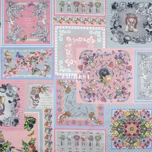 Könnte beinhalten: Ein rosa-grauer Stoff mit Patchwork-Muster, das verschiedene Blumenmuster, Schmetterlinge und Bilder von Kindern und Tieren zeigt. Der Stoff enthält den Text "FOREST FABRIC" und "www.forestfabric.com".