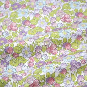 Liberty Quilting - Lasenby Cotton - Tessuto Postcard From the Highlands (Raspberry Forage A) - 50 cm