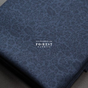 Liberty of London (Tessuto di cotone Tana Lawn) - Tono su tono Poppy Day Navy - 50 cm