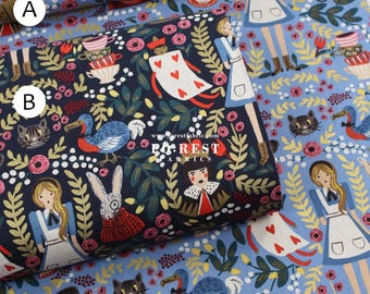 Può includere: Tessuto a tema Alice nel Paese delle Meraviglie in due varianti di colore. Uno è azzurro con Alice, tazze da tè e strumenti musicali. L'altro è blu scuro con lo Stregatto e la Regina di Cuori.