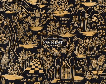Può includere: Tessuto nero con un designo dorato di una mappa fantasiosa di una foresta con testo che recita "Pool of Forest Fabrics" e "The Garden", "Caucus-Race", "White Rabbit's House", "The Hall", "Rabbit-Hole", "River Bank", "Rose Tree" e "Croquet".