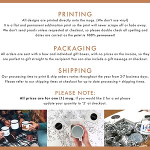 Puede incluir: Tazas de cer&aacute;mica blanca con varios dise&ntilde;os, incluyendo un &aacute;rbol de Navidad, un mu&ntilde;eco de nieve y una escena de invierno. Las tazas se muestran sobre un fondo blanco con papel triturado plateado y blanco que llena la caja. El texto de la imagen dice "IMPRESI&Oacute;N", "EMPAQUETADO", "ENV&Iacute;O" y "TENGA EN CUENTA: Todos los precios son para una (1) taza. Si desea 2 para un juego, actualice su cantidad a '2' en la caja."