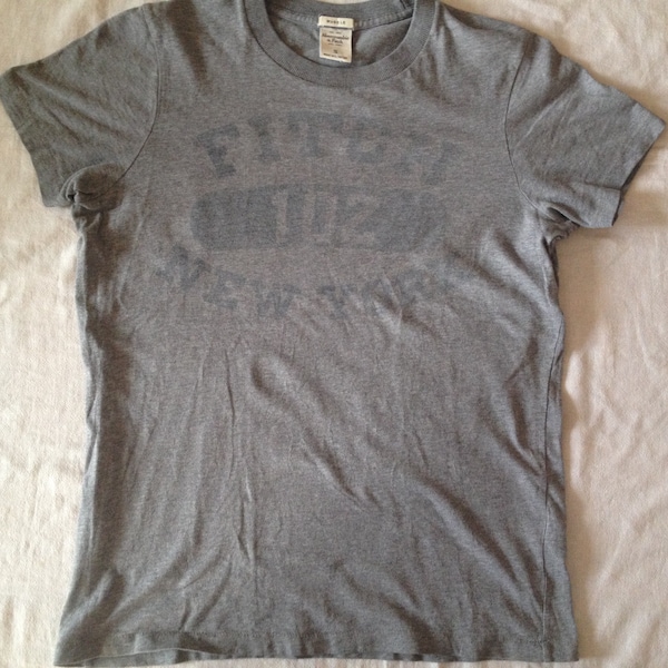 Abercrombie And Fitch Classic Muscle Slim Fitted Gray Unisex Men's T-Shirt W/ Printed '' Fitch 102 New York'' Size Small