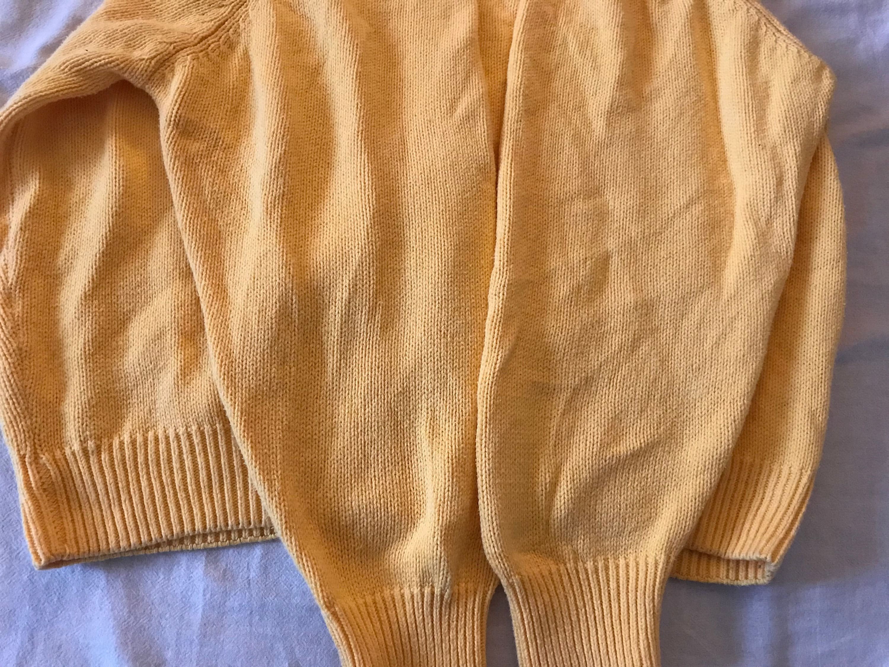 Burberry London Women's V-neck Yellow Pullover Sweater Knit Burberry London Women's V-neck Yellow Pullover Sweater Knit