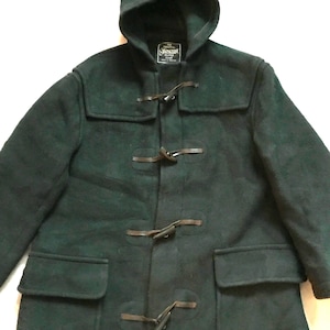 Abrigo tipo duffle de lana verde oscuro con capucha para hombre, fabricado en Inglaterra por Gloverall. Talla mediana (40 US - 50 EU).