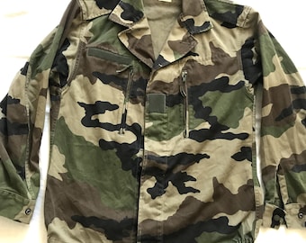 Tenue: Veste militaire camouflage vert foncé, Jean boyfriend bleu