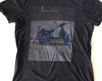 Camiseta unisex de cuello redondo Ben Sherman London para hombre, negra, con estampado de motociclistas y ciclomotores. Talla grande, corte ajustado (UE).