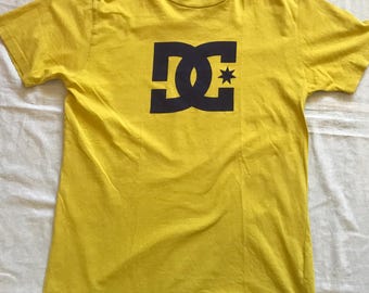 DC Shoes クラシック メンズ ユニセックス イエロー Tシャツ ラージサイズ スリム | スケートボード クラシック | スケートカルチャー