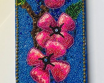 Mosaïque de perles de rocaille Sakura sur bois de rebut. Fleurs de cerisier roses avec un bleu. Pas pour l'extérieur