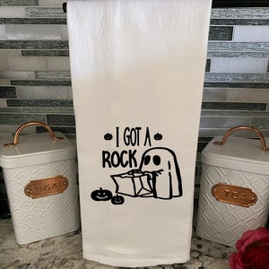 I Got A Rock Charlie Brown tea towel, peanuts kitchen towel, Halloween kitchen decor, peanuts Halloween flour sack towel