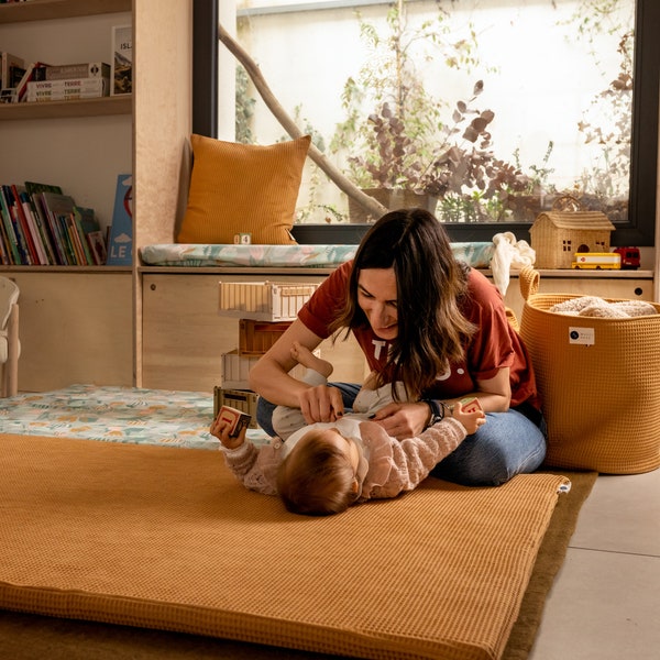 Tapis d'éveil bébé camel pour la motricité libre et le coin nido Montessori d'une chambre ou salon Mousse et coton oeko tex