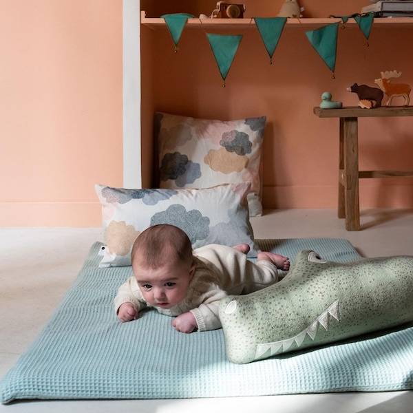 Tapis d'éveil bébé vert d'eau pour la motricité libre et le coin nido d'une chambre nido Montessori, Mousse et coton oeko tex