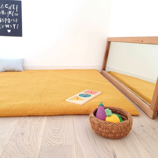 Tapis d'éveil bébé jaune moutarde pour la motricité libre et le coin nido d'une chambre nido Montessori, Mousse et coton oeko tex