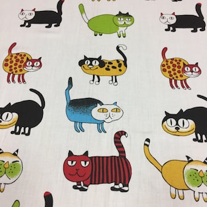 Puede incluir: Tela blanca con un patr&oacute;n repetido de gatos de dibujos animados coloridos. Los gatos est&aacute;n en varias poses y tienen diferentes expresiones faciales. Algunos gatos llevan manchas, rayas u otros patrones.