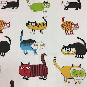 Puede incluir: Tela blanca con un patr&oacute;n repetido de gatos de dibujos animados coloridos. Los gatos est&aacute;n en varias poses y tienen diferentes expresiones faciales. Algunos gatos llevan rayas, manchas u otros patrones.