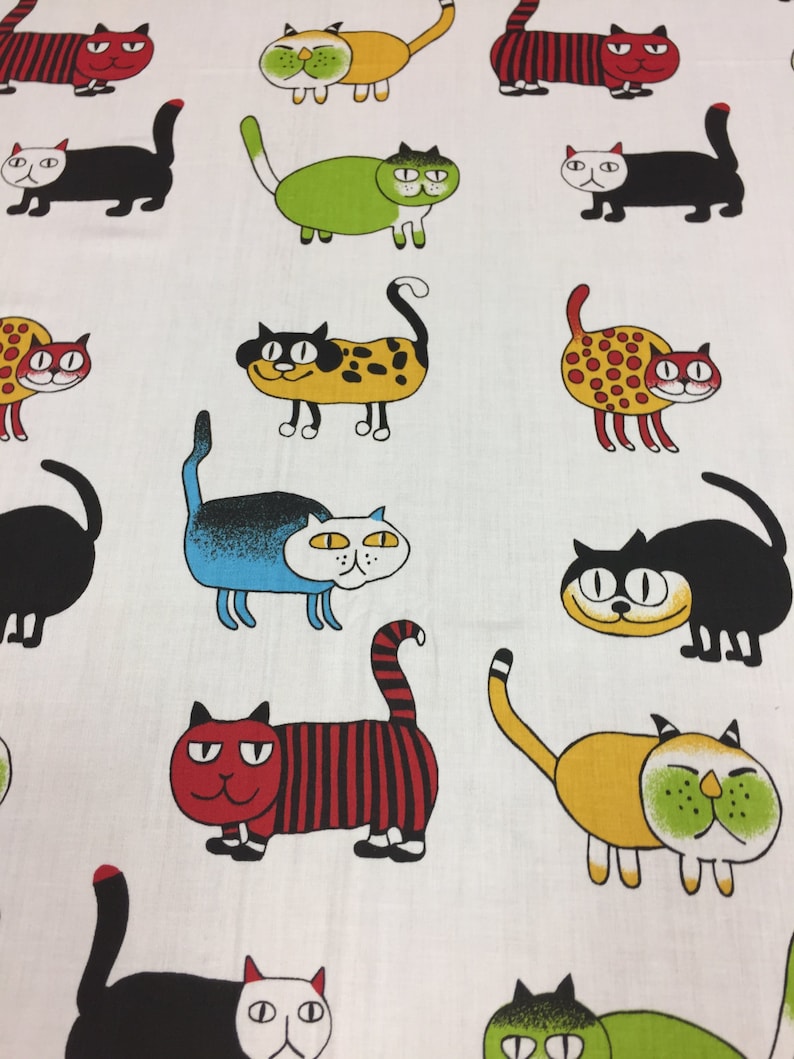 Puede incluir: Tela blanca con un patr&oacute;n repetido de gatos de dibujos animados coloridos. Los gatos est&aacute;n en varias poses y tienen diferentes expresiones faciales. Algunos gatos llevan rayas, manchas u otros patrones.