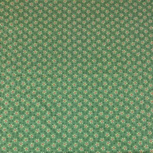 Pode incluir: Tecido verde com um padrão repetitivo de pequenos desenhos florais vermelhos e brancos. O tecido tem uma aparência ligeiramente texturizada, e o padrão floral é uniformemente espaçado na superfície.