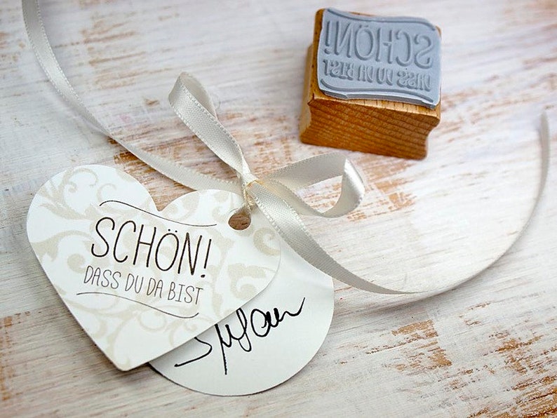 Stempel Schön dass du da bist Tischkdeko Gastgeschenk Gäste Feiern Tischkarten Einladung DIY handmade Schriftzug Bild 1