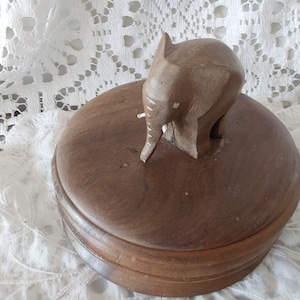 Caja de madera con forma de elefante