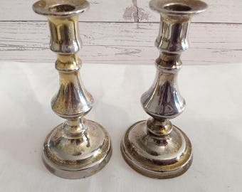 Coppia di candelieri placcati in argento