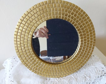 Runder, goldfarbener Spiegel im Vintage-Stil