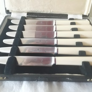 Vintage Boxed Set Warring & Gillow Butter knives