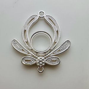 1 Stück -Lotus Bezel Anhänger Rohling - 10mm Fassung - Versilbert